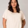 Base Level Curvy | Base Level Curvy Base Level Curvy Shirt Yoni 033 Light Beige